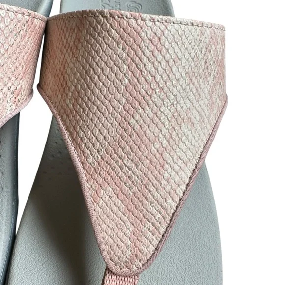 Cloudsteppers by Clarks pink/white/gold snakeskin print cushioned flip flops 10 - Picture 2 of 6